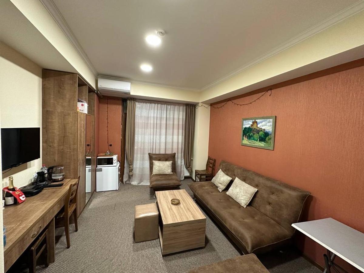 5 Rooms Near 300 Aragveli Metro Station Tbilisi Exterior photo