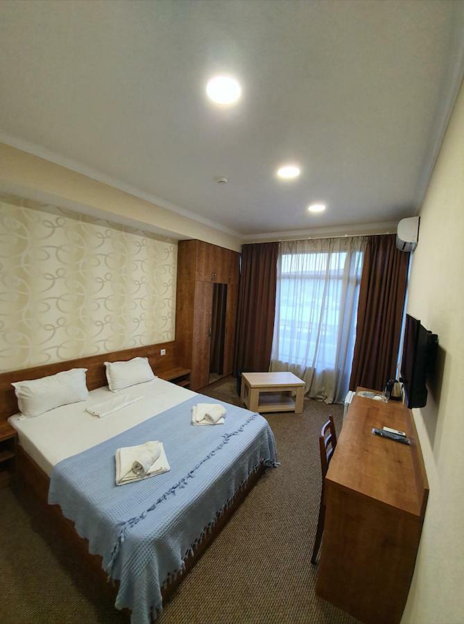 5 Rooms Near 300 Aragveli Metro Station Tbilisi Exterior photo