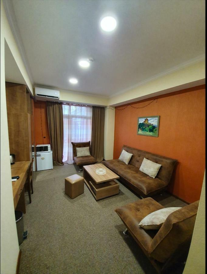 5 Rooms Near 300 Aragveli Metro Station Tbilisi Exterior photo