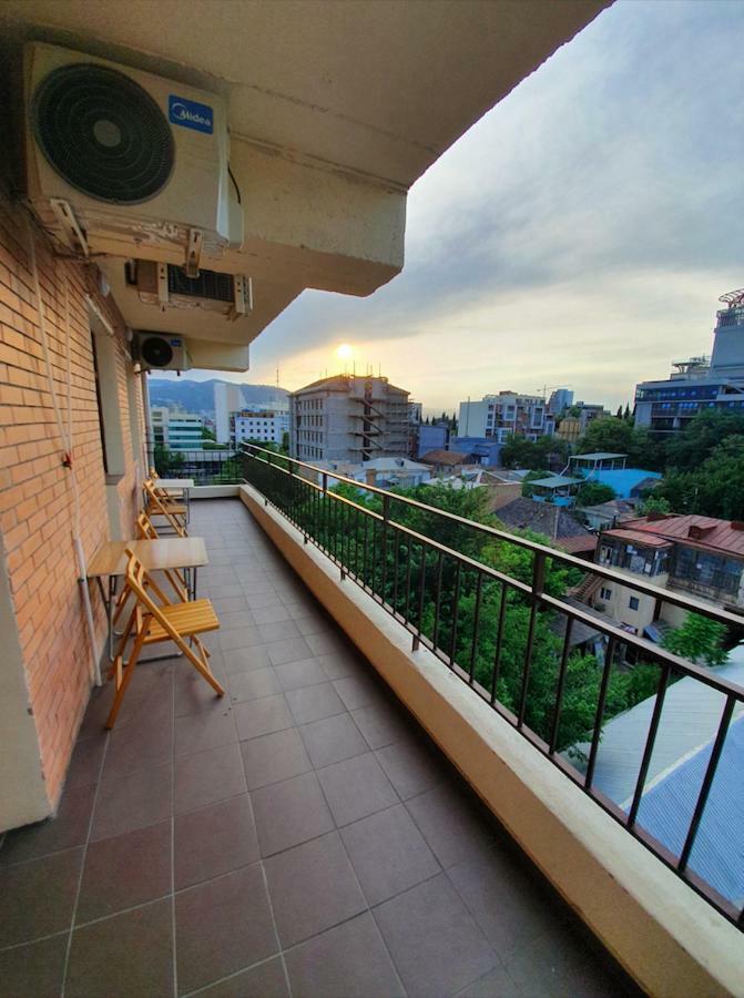 5 Rooms Near 300 Aragveli Metro Station Tbilisi Exterior photo